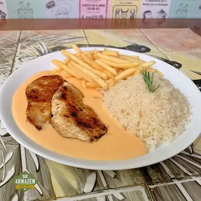 Prato do almoço com frango, batatas e arroz