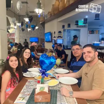 Família em mesa no restaurante