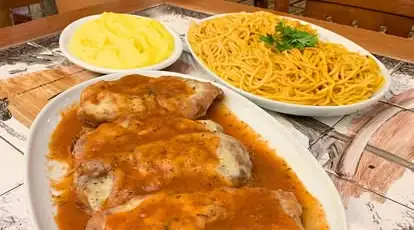 Prato com frango, espaguete e purê
