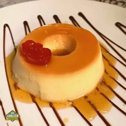 Pudim servido no restaurante